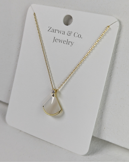 Elegant Fan-Shaped Pendant Necklace